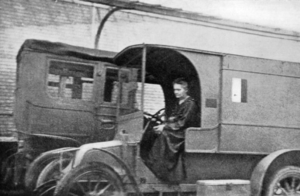 Maria Curie Skłodowska w samochodzie
